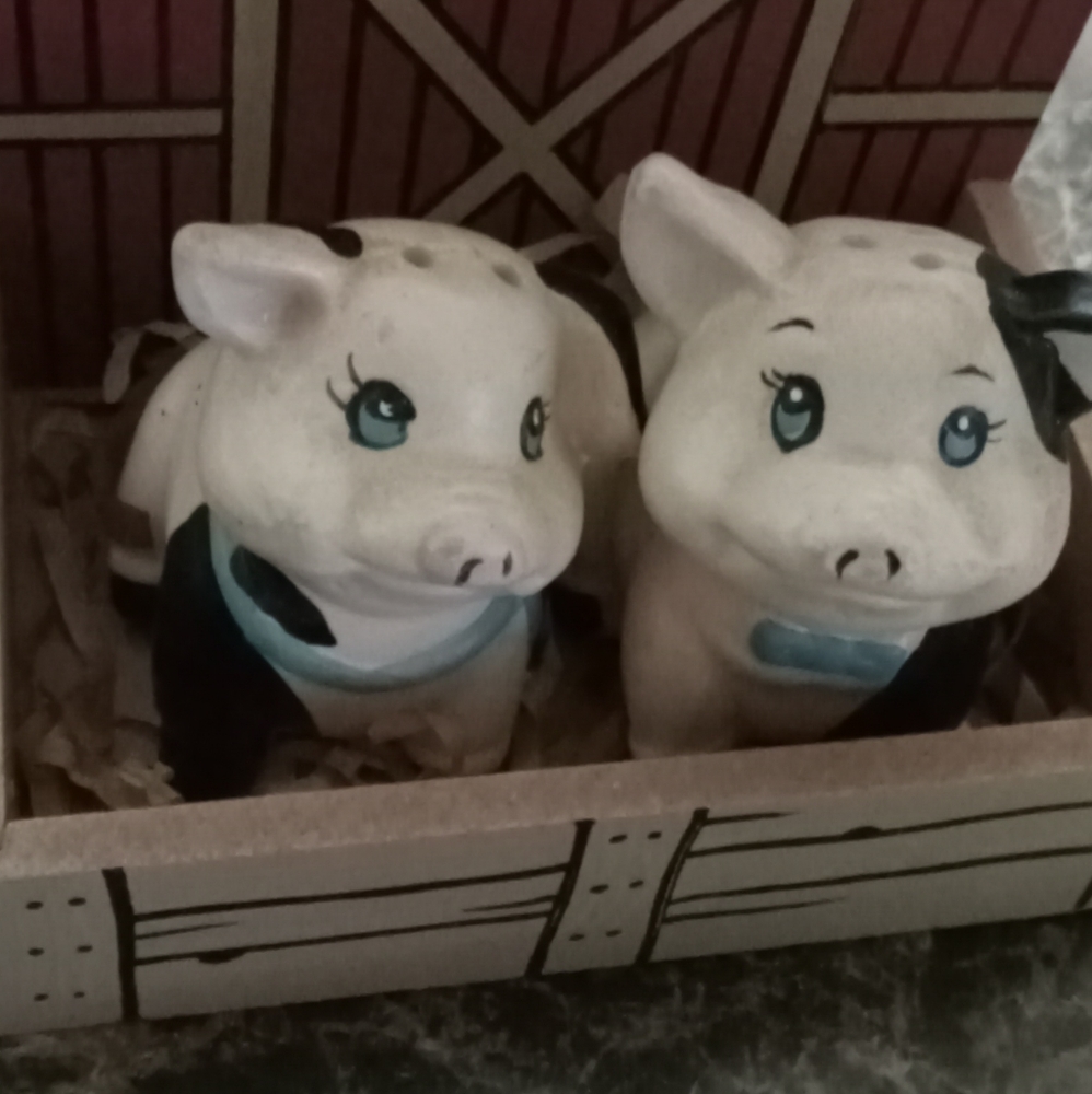 Vintage Piggy Salt & Pepper Shakers With Barn Display.